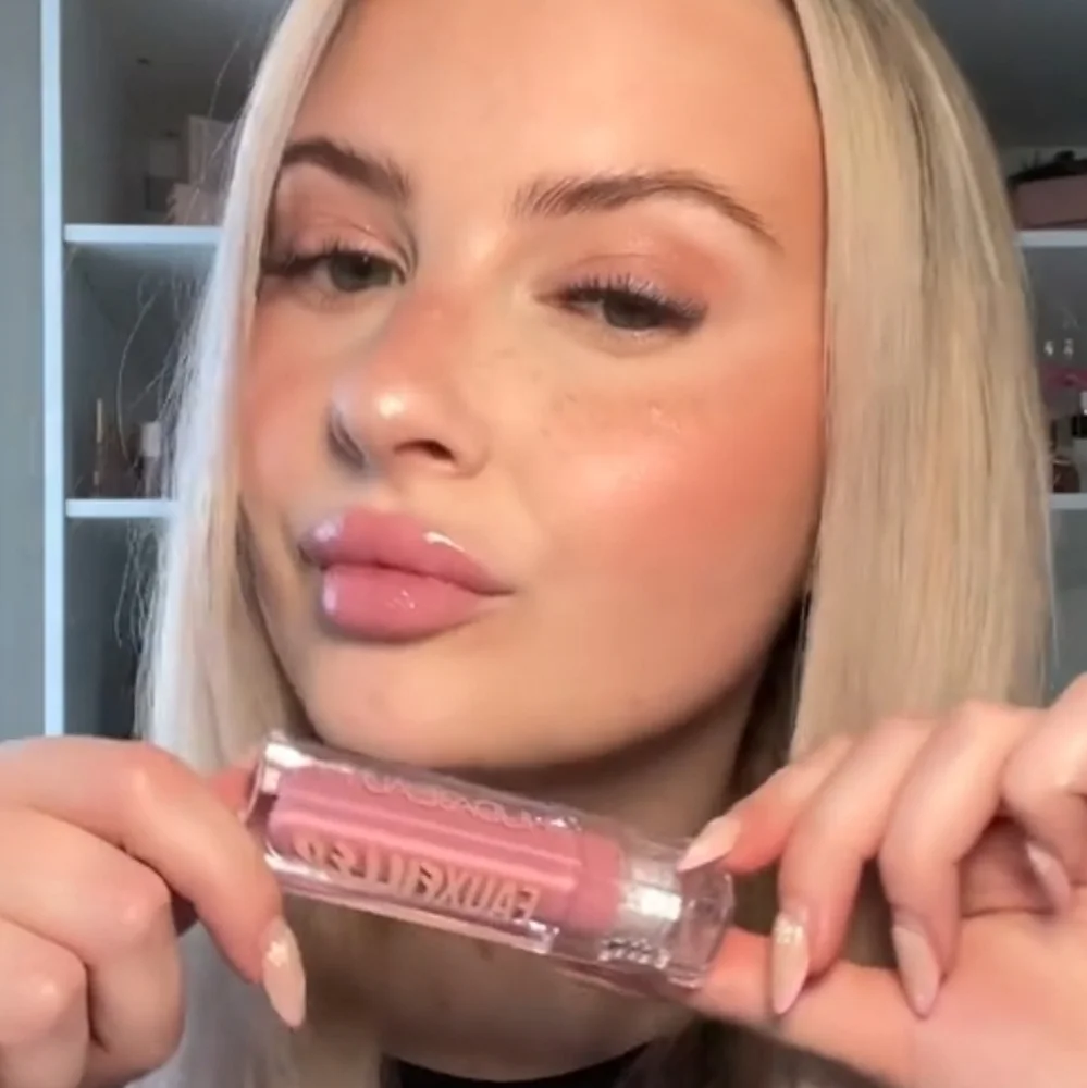 HUDA BEAUTY Faux Filter UUU BABY PLUMPING Lip Gloss (Milky Baby Pink)
